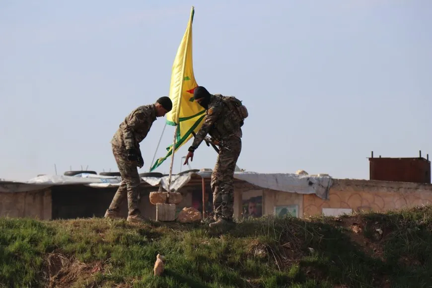 Bi coşeke mezin bi hezaran xelkê Bakur û Rojhilatê Sûriyeyê berê xwe didin qadên Newrozê