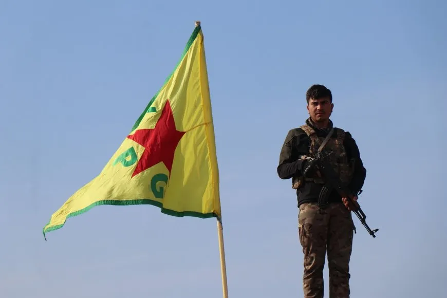 Bi coşeke mezin bi hezaran xelkê Bakur û Rojhilatê Sûriyeyê berê xwe didin qadên Newrozê