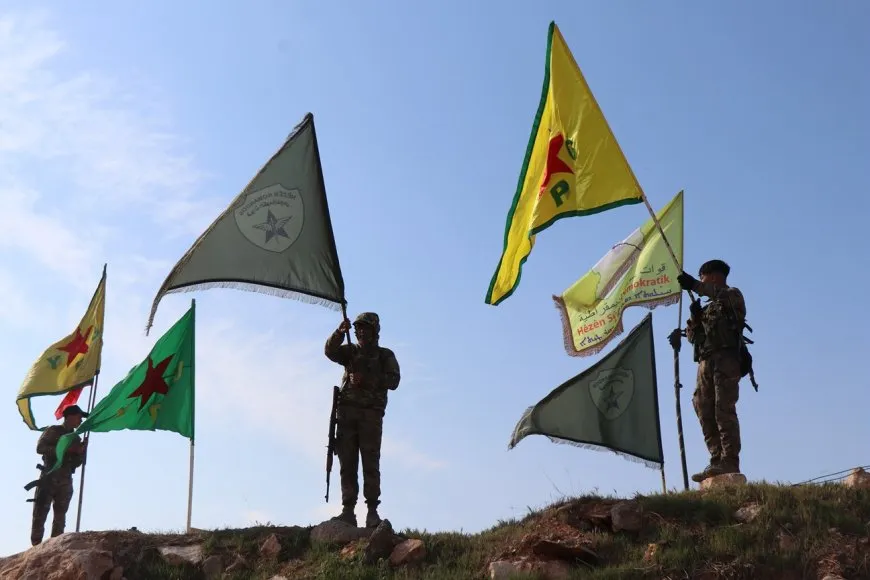 Bi coşeke mezin bi hezaran xelkê Bakur û Rojhilatê Sûriyeyê berê xwe didin qadên Newrozê