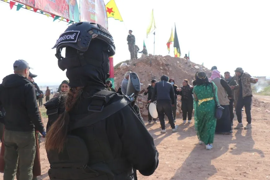 Bi coşeke mezin bi hezaran xelkê Bakur û Rojhilatê Sûriyeyê berê xwe didin qadên Newrozê