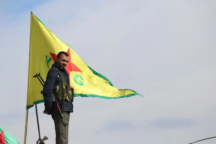 Bi coşeke mezin bi hezaran xelkê Bakur û Rojhilatê Sûriyeyê berê xwe didin qadên Newrozê