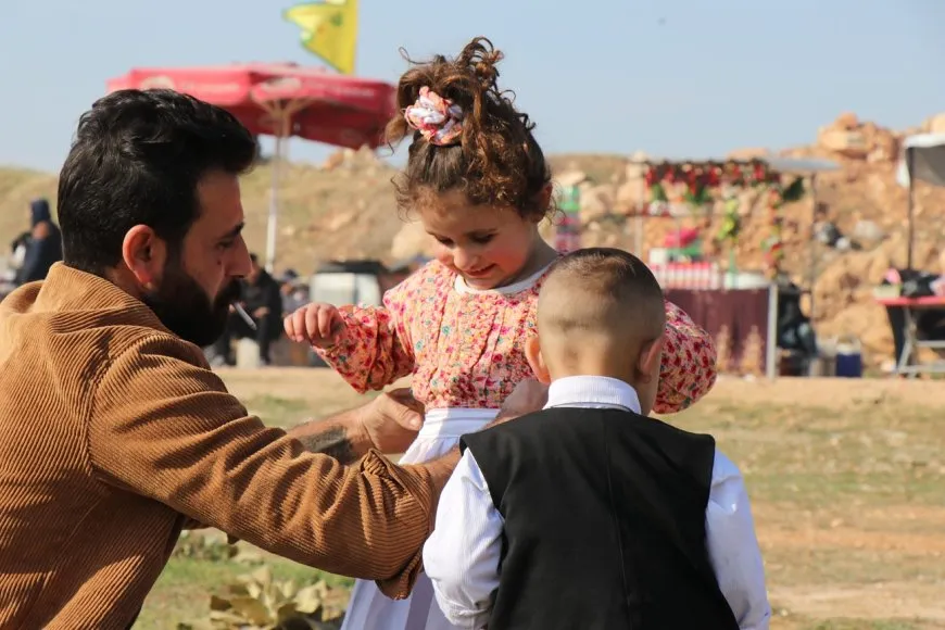Bi coşeke mezin bi hezaran xelkê Bakur û Rojhilatê Sûriyeyê berê xwe didin qadên Newrozê