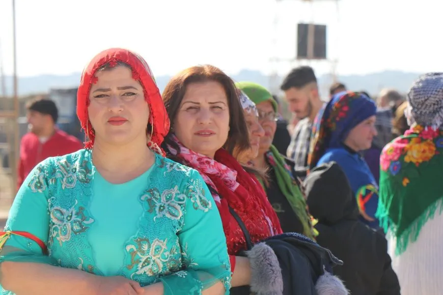 Bi coşeke mezin bi hezaran xelkê Bakur û Rojhilatê Sûriyeyê berê xwe didin qadên Newrozê