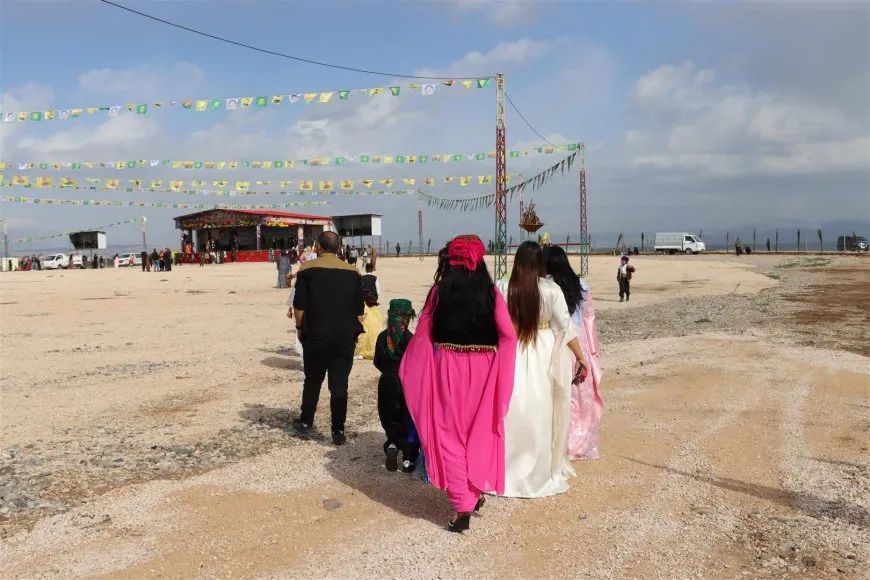 Bi coşeke mezin bi hezaran xelkê Bakur û Rojhilatê Sûriyeyê berê xwe didin qadên Newrozê