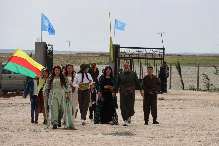 Bi coşeke mezin bi hezaran xelkê Bakur û Rojhilatê Sûriyeyê berê xwe didin qadên Newrozê