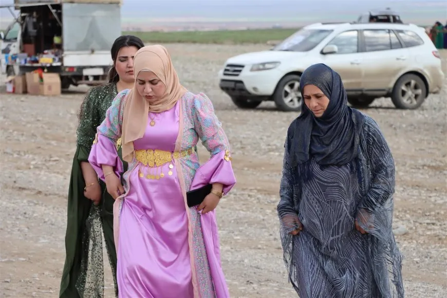Bi coşeke mezin bi hezaran xelkê Bakur û Rojhilatê Sûriyeyê berê xwe didin qadên Newrozê