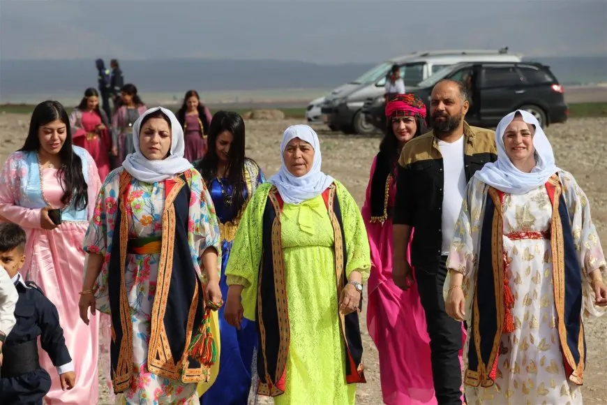 Bi coşeke mezin bi hezaran xelkê Bakur û Rojhilatê Sûriyeyê berê xwe didin qadên Newrozê