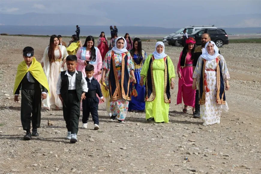 Bi coşeke mezin bi hezaran xelkê Bakur û Rojhilatê Sûriyeyê berê xwe didin qadên Newrozê