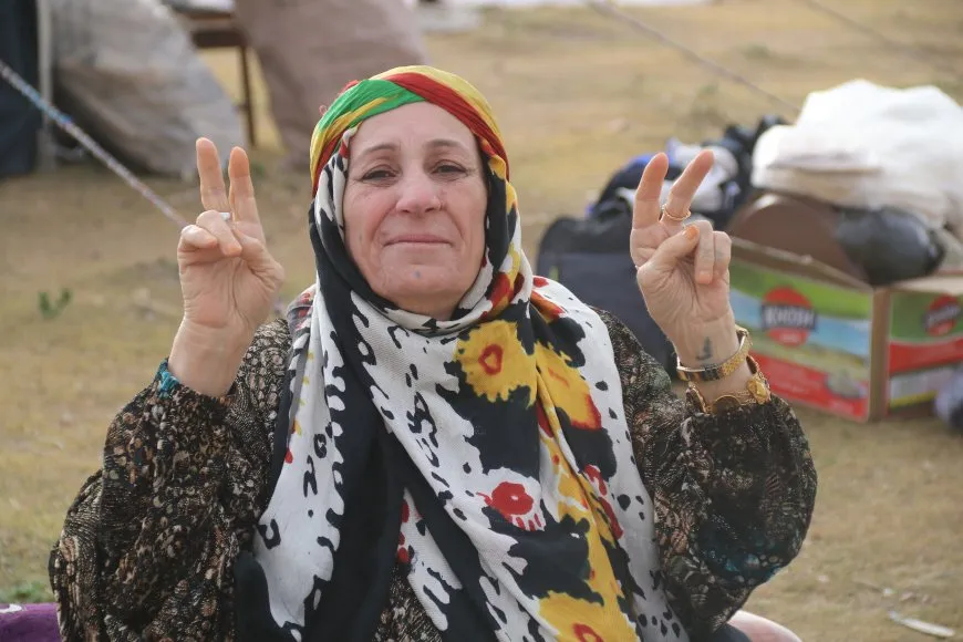Bi coşeke mezin bi hezaran xelkê Bakur û Rojhilatê Sûriyeyê berê xwe didin qadên Newrozê