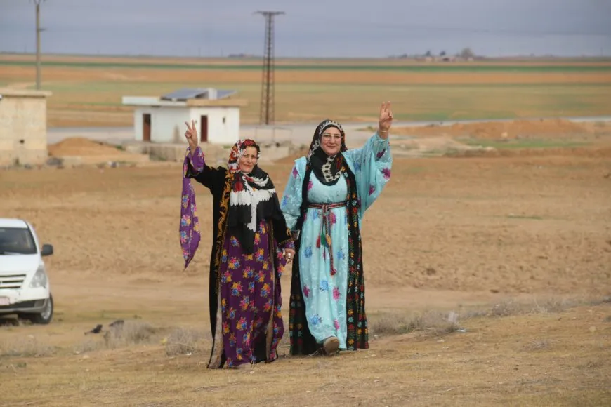 Bi coşeke mezin bi hezaran xelkê Bakur û Rojhilatê Sûriyeyê berê xwe didin qadên Newrozê