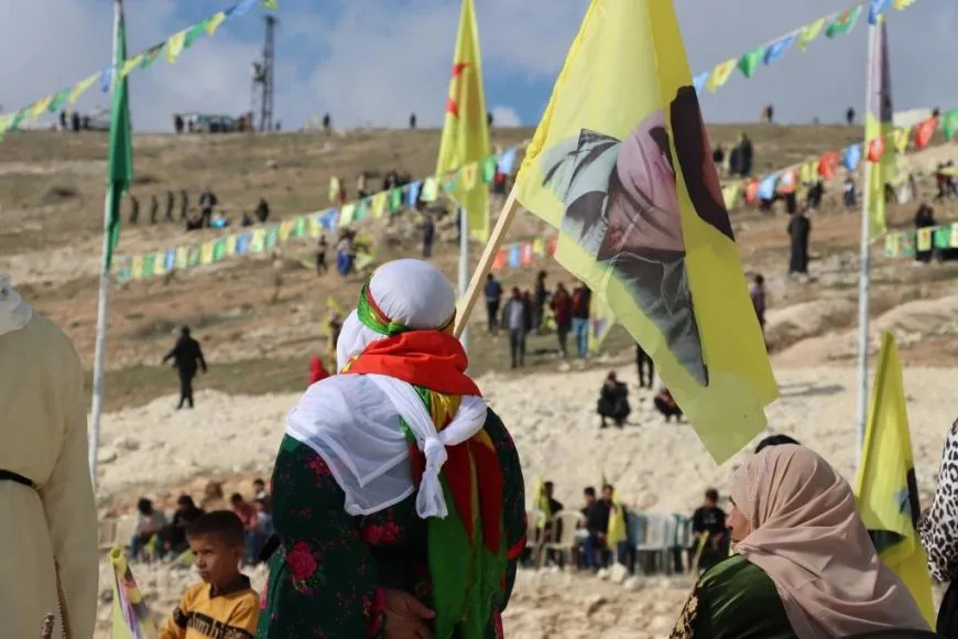 Bi coşeke mezin bi hezaran xelkê Bakur û Rojhilatê Sûriyeyê berê xwe didin qadên Newrozê