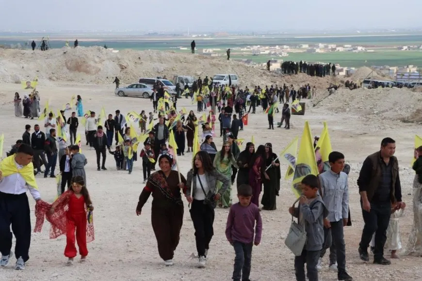 Bi coşeke mezin bi hezaran xelkê Bakur û Rojhilatê Sûriyeyê berê xwe didin qadên Newrozê