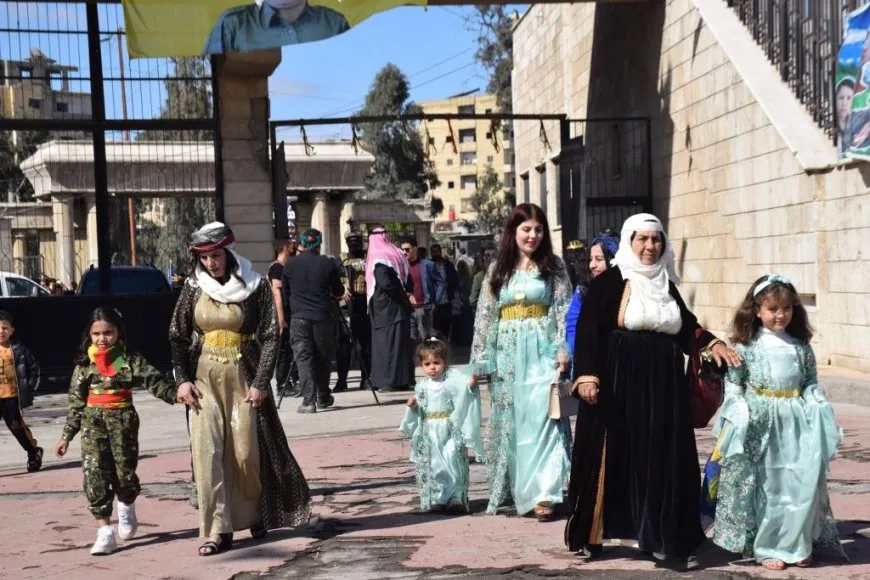 Bi coşeke mezin bi hezaran xelkê Bakur û Rojhilatê Sûriyeyê berê xwe didin qadên Newrozê
