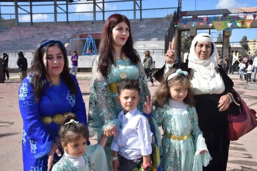 Bi coşeke mezin bi hezaran xelkê Bakur û Rojhilatê Sûriyeyê berê xwe didin qadên Newrozê