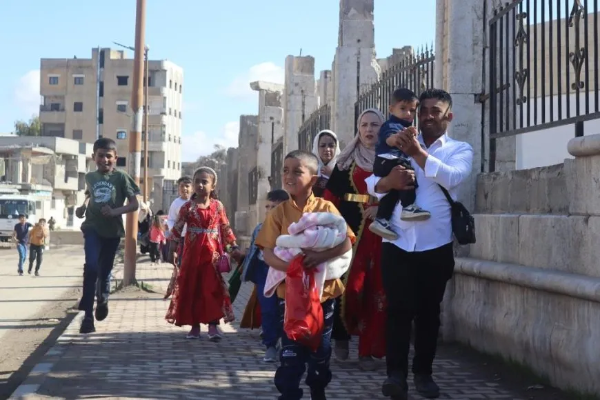 Bi coşeke mezin bi hezaran xelkê Bakur û Rojhilatê Sûriyeyê berê xwe didin qadên Newrozê