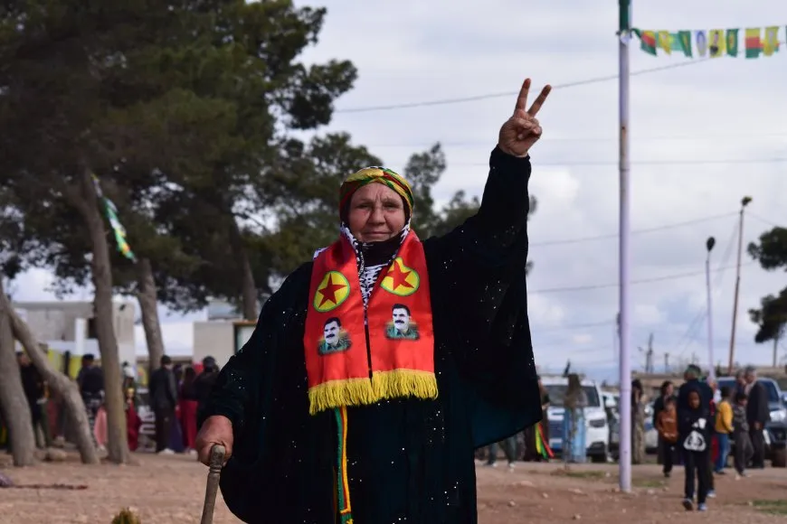 Bi coşeke mezin bi hezaran xelkê Bakur û Rojhilatê Sûriyeyê berê xwe didin qadên Newrozê
