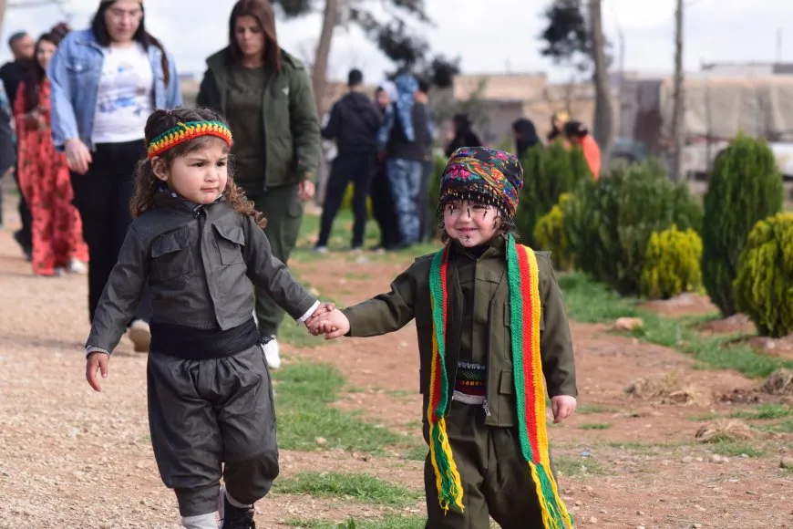 Bi coşeke mezin bi hezaran xelkê Bakur û Rojhilatê Sûriyeyê berê xwe didin qadên Newrozê