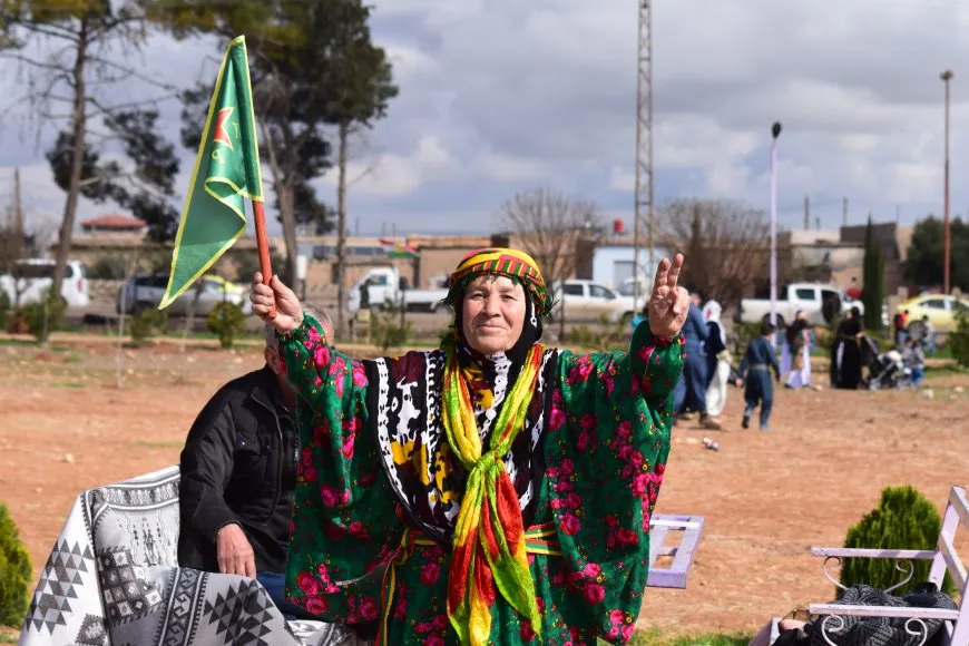 Bi coşeke mezin bi hezaran xelkê Bakur û Rojhilatê Sûriyeyê berê xwe didin qadên Newrozê