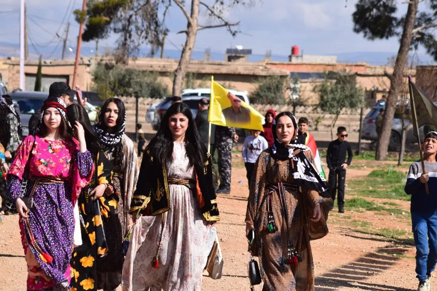 Bi coşeke mezin bi hezaran xelkê Bakur û Rojhilatê Sûriyeyê berê xwe didin qadên Newrozê