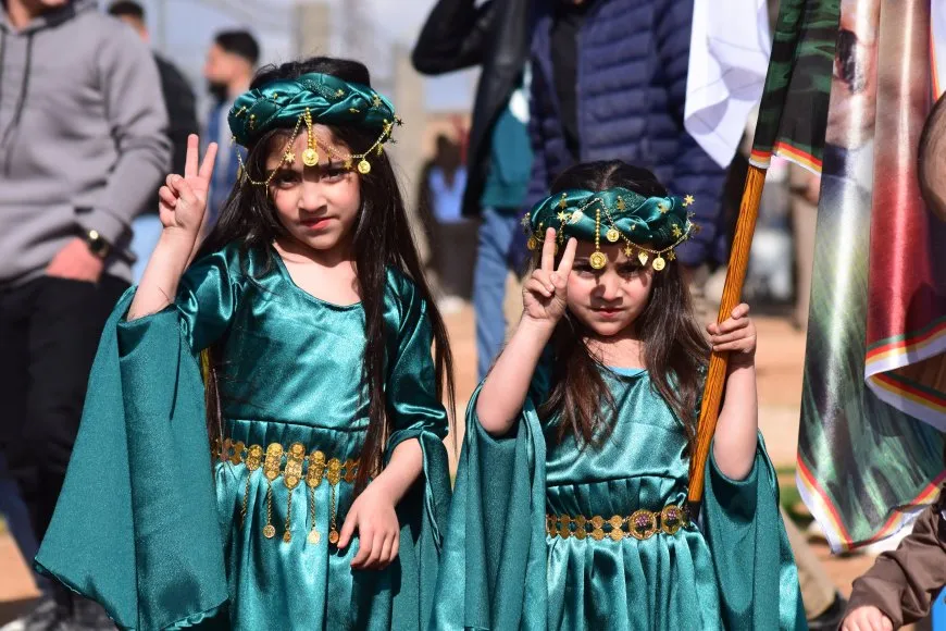 Bi coşeke mezin bi hezaran xelkê Bakur û Rojhilatê Sûriyeyê berê xwe didin qadên Newrozê