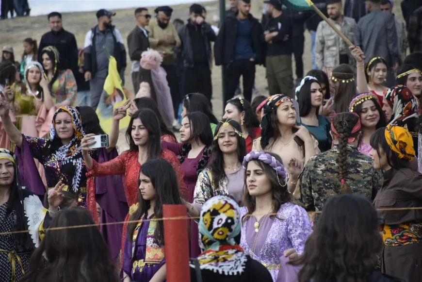 Bi coşeke mezin bi hezaran xelkê Bakur û Rojhilatê Sûriyeyê berê xwe didin qadên Newrozê