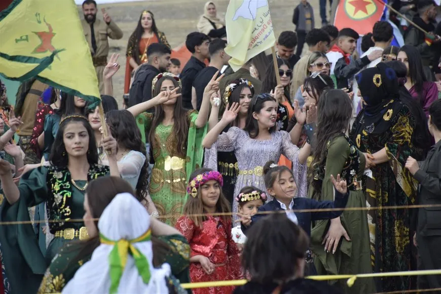 Bi coşeke mezin bi hezaran xelkê Bakur û Rojhilatê Sûriyeyê berê xwe didin qadên Newrozê