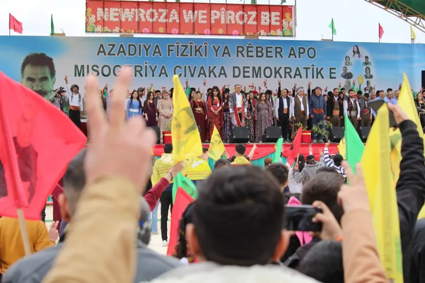 Di Newroza Helebê de nîşaneya yekitiya gelan