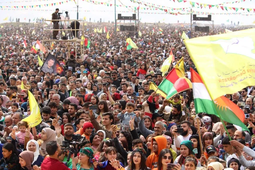 Di Newroza Helebê de nîşaneya yekitiya gelan