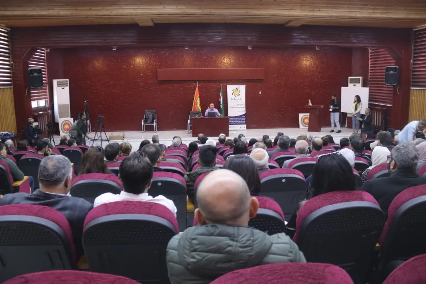 Têkildarî nasnameya Kurdî di "Danezana destûrî" de panel