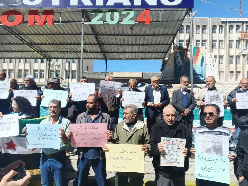 Nerazîbûna xelkê Siwêdayî ya li dijî "Danezana destûrî" ya Şamê didomin