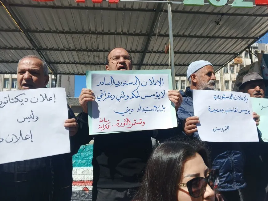 Nerazîbûna xelkê Siwêdayî ya li dijî "Danezana destûrî" ya Şamê didomin