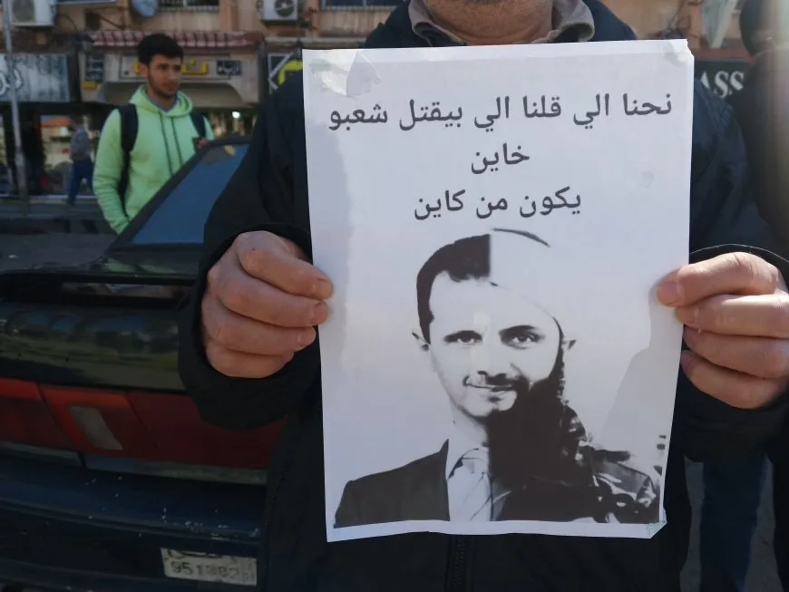 Nerazîbûna xelkê Siwêdayî ya li dijî "Danezana destûrî" ya Şamê didomin