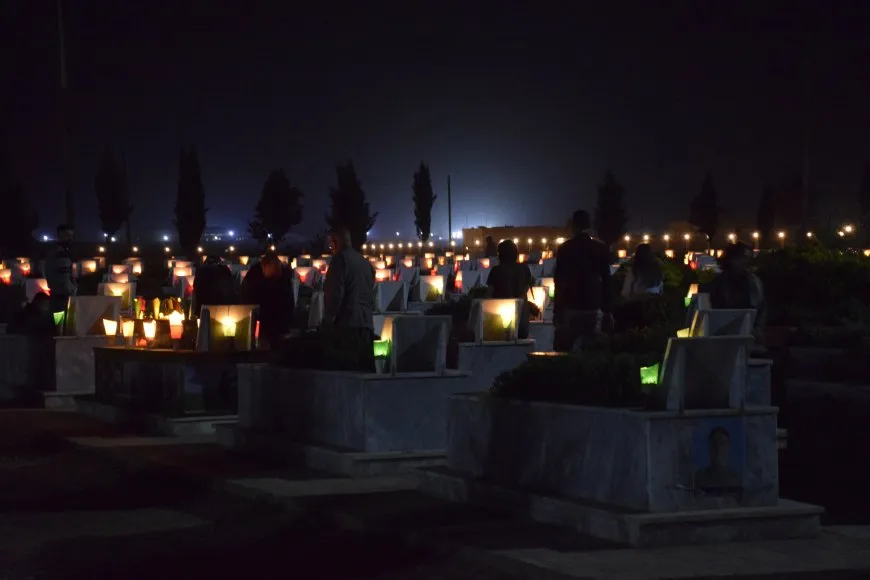 Xelkê Bakur û Rojhilatê Sûriyeyê bi boneya Cejna Remezanê serdana gorên şehîdan kir
