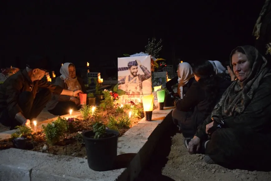 Xelkê Bakur û Rojhilatê Sûriyeyê bi boneya Cejna Remezanê serdana gorên şehîdan kir