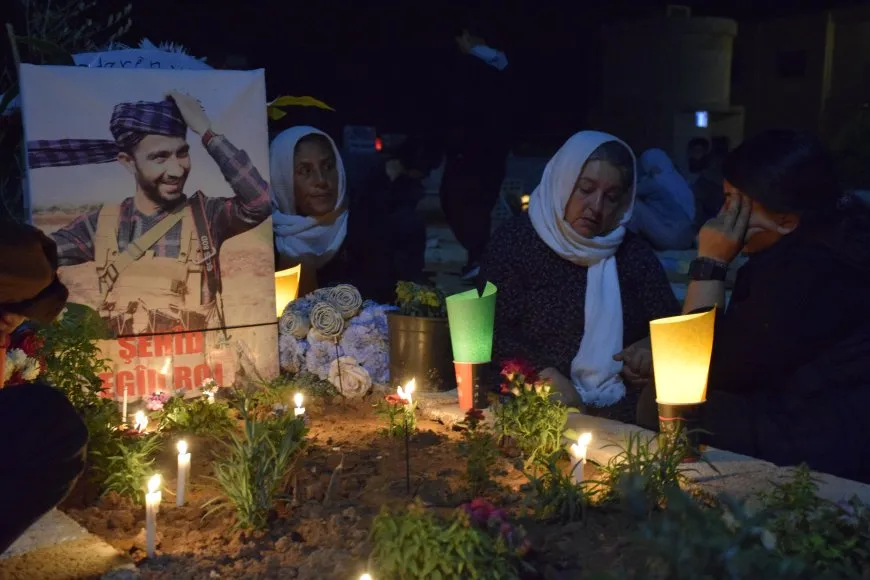 Xelkê Bakur û Rojhilatê Sûriyeyê bi boneya Cejna Remezanê serdana gorên şehîdan kir