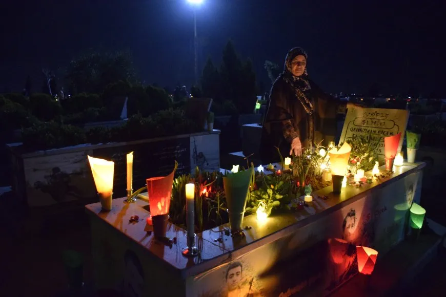 Xelkê Bakur û Rojhilatê Sûriyeyê bi boneya Cejna Remezanê serdana gorên şehîdan kir