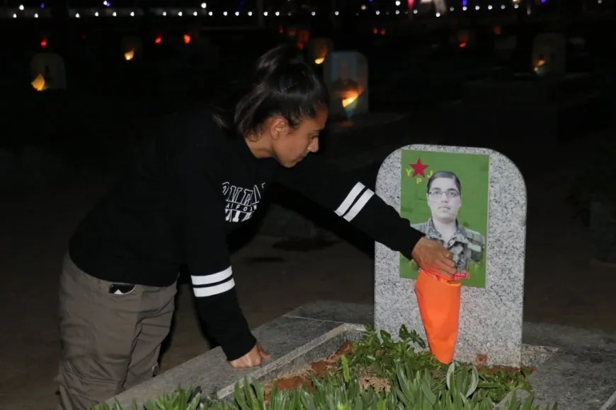 Xelkê Bakur û Rojhilatê Sûriyeyê bi boneya Cejna Remezanê serdana gorên şehîdan kir