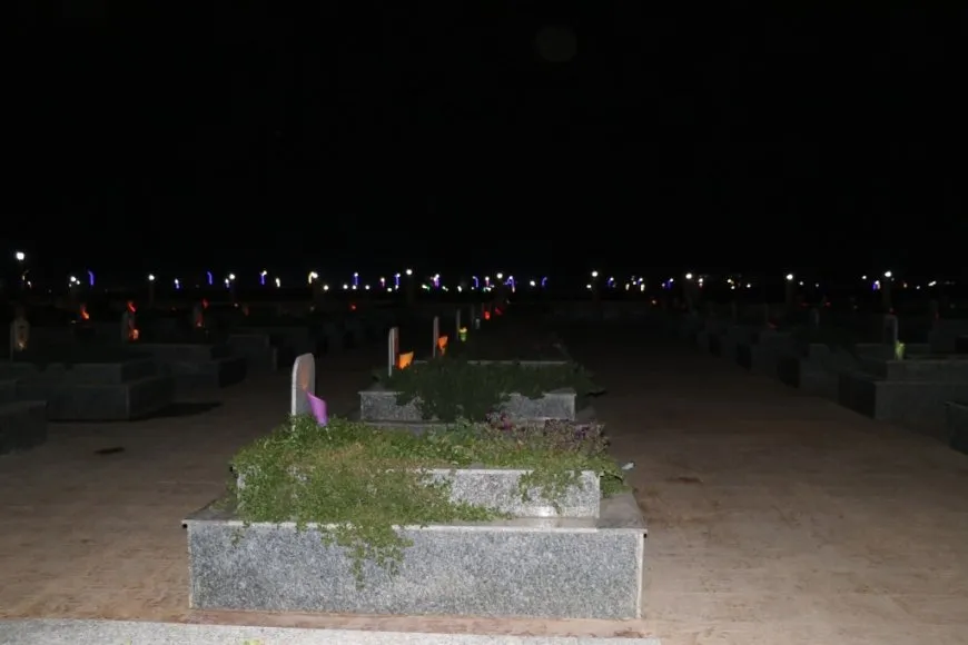 Xelkê Bakur û Rojhilatê Sûriyeyê bi boneya Cejna Remezanê serdana gorên şehîdan kir