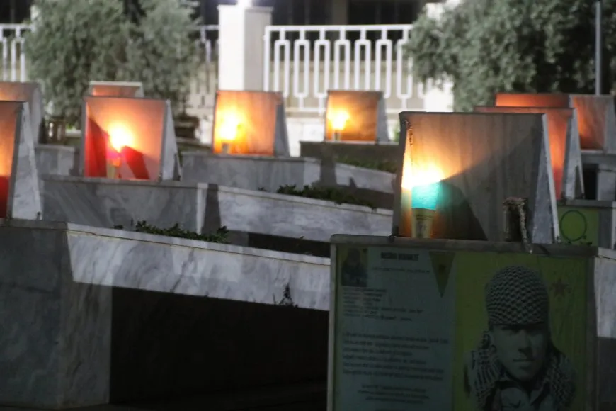 Xelkê Bakur û Rojhilatê Sûriyeyê bi boneya Cejna Remezanê serdana gorên şehîdan kir