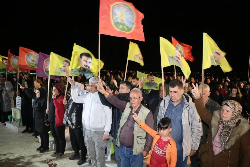 Xelkê Bakur û Rojhilatê Sûriyeyê bi boneya Cejna Remezanê serdana gorên şehîdan kir