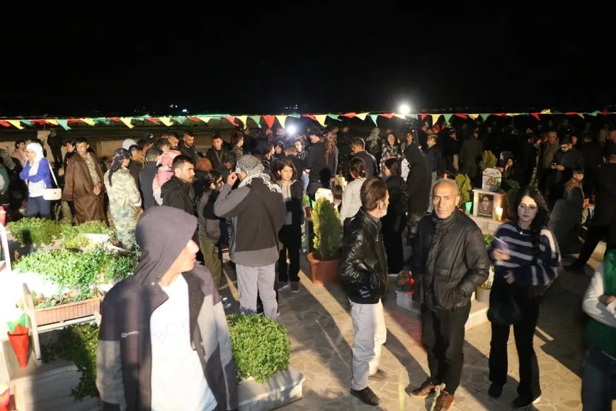 Xelkê Bakur û Rojhilatê Sûriyeyê bi boneya Cejna Remezanê serdana gorên şehîdan kir