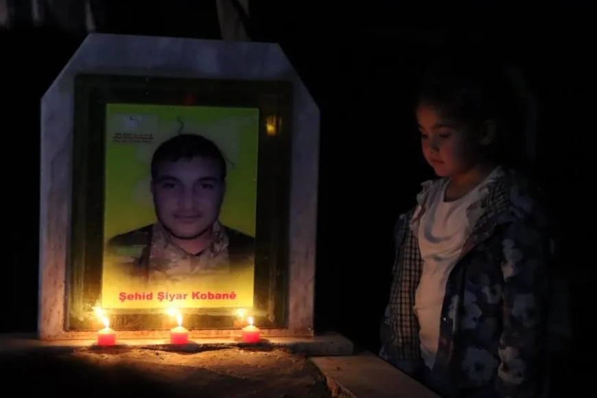 Xelkê Bakur û Rojhilatê Sûriyeyê bi boneya Cejna Remezanê serdana gorên şehîdan kir