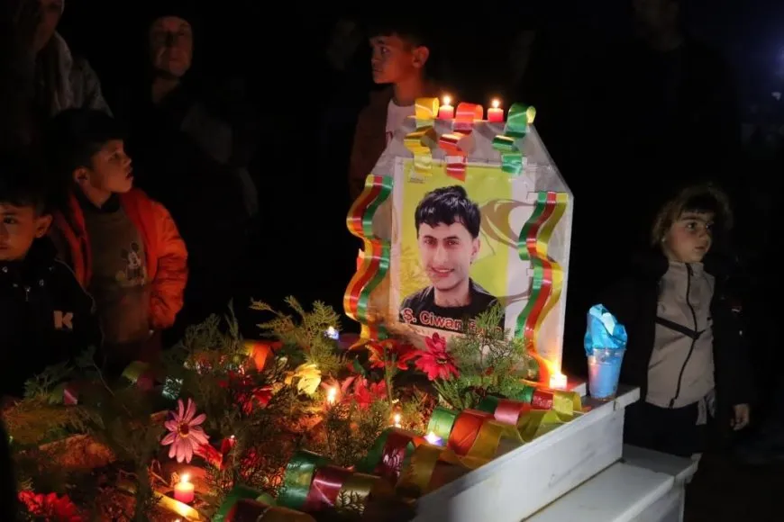 Xelkê Bakur û Rojhilatê Sûriyeyê bi boneya Cejna Remezanê serdana gorên şehîdan kir