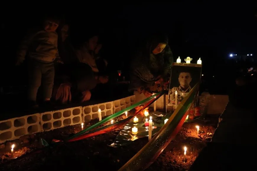 Xelkê Bakur û Rojhilatê Sûriyeyê bi boneya Cejna Remezanê serdana gorên şehîdan kir