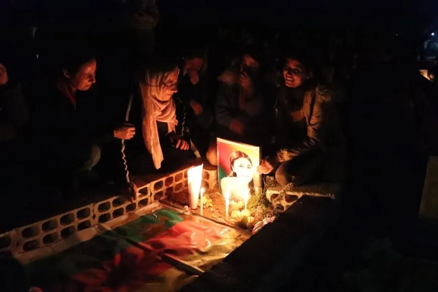 Xelkê Bakur û Rojhilatê Sûriyeyê bi boneya Cejna Remezanê serdana gorên şehîdan kir