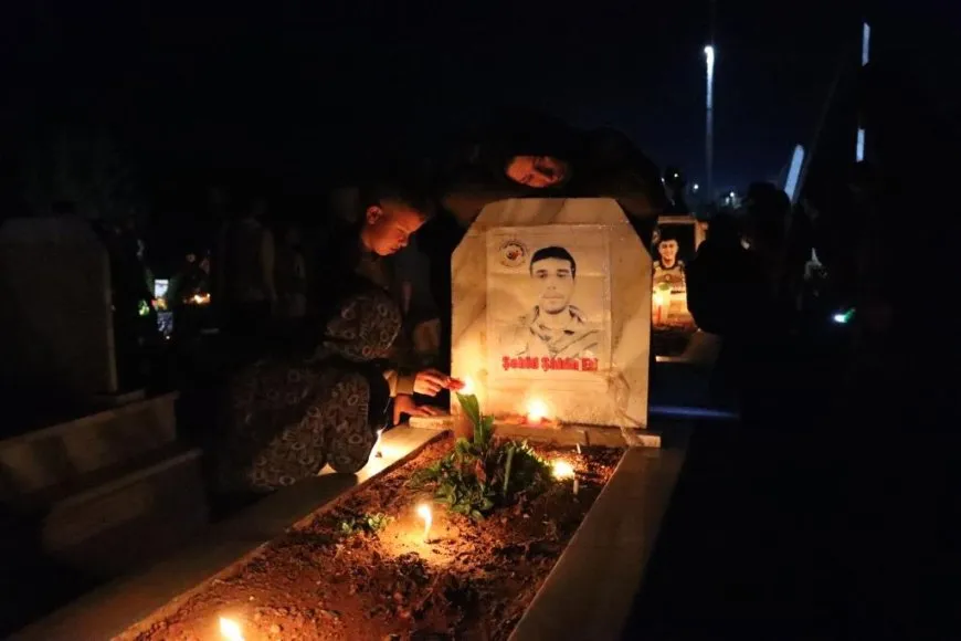 Xelkê Bakur û Rojhilatê Sûriyeyê bi boneya Cejna Remezanê serdana gorên şehîdan kir