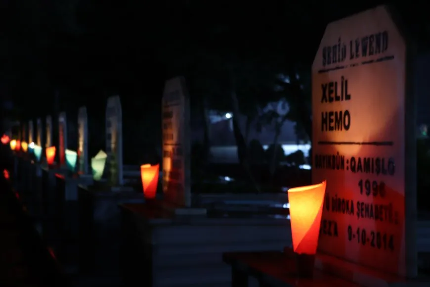 Xelkê Bakur û Rojhilatê Sûriyeyê bi boneya Cejna Remezanê serdana gorên şehîdan kir