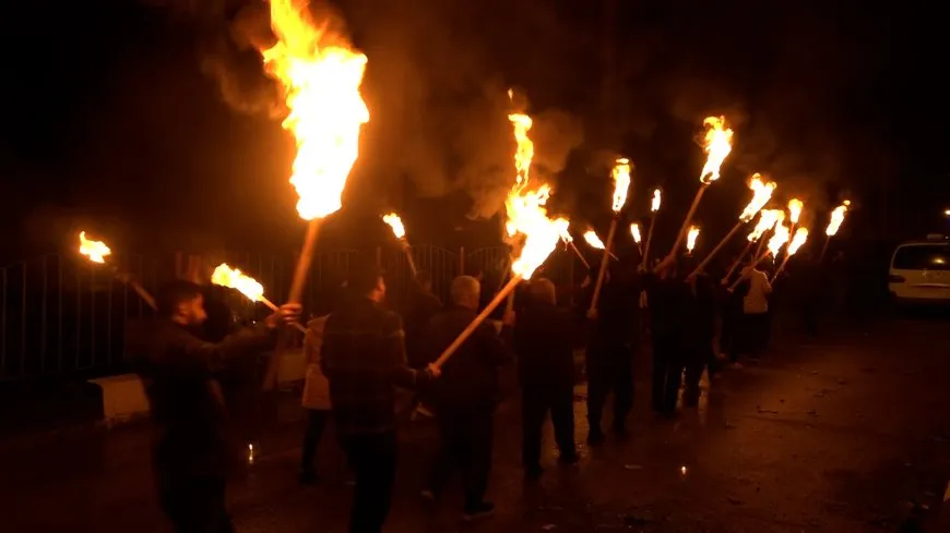 Bi pêxistina meşaleyan berxwedêrên Tişrînê şehîd bi bîr anîn