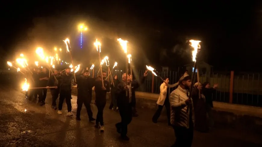 Bi pêxistina meşaleyan berxwedêrên Tişrînê şehîd bi bîr anîn
