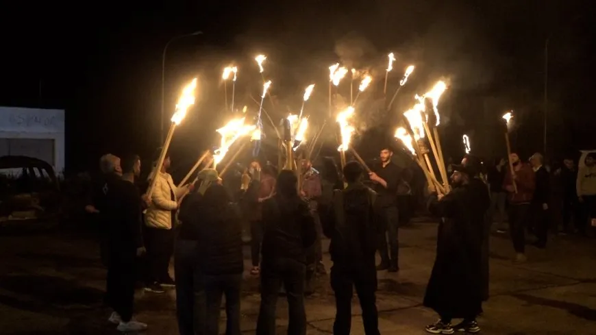 Bi pêxistina meşaleyan berxwedêrên Tişrînê şehîd bi bîr anîn